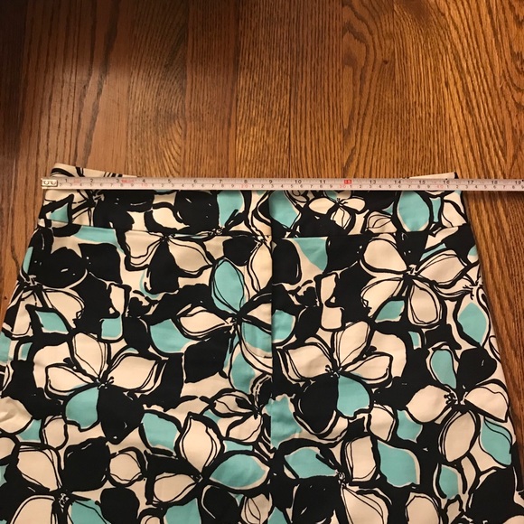 Blue black and white patterned business skirt - Picture 6 of 6